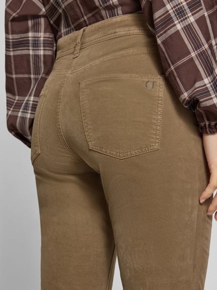 Frauenmodel trägt Slim Fit Cordhose aus Baumwoll-Mix Modell 'PIPER CROPPED' von CAMBIO in Beige, sichtbare Textur, Damen Slim Fit Jeans, Nahaufnahme Rückansicht.