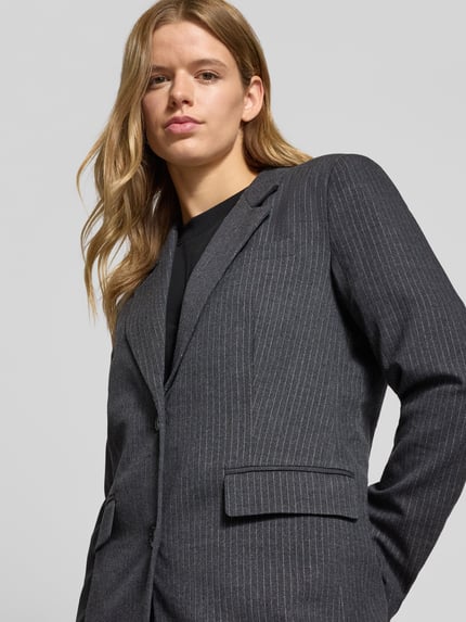 Frauenmodel trägt Relaxed Fit Longblazer mit Nadelstreifen Modell 'PRISCILA' von Pepe Jeans, Optik: Allover-Muster, Nahaufnahme Oberkörper.