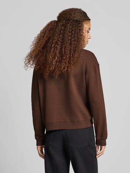Vrouwenmodel draagt bruin sweatshirt met love motiefprint, ronde hals, lange mouwen, elastische mouwboord, Sweatshirt met LOVE Frontprint Modell 'BRISA' van Pepe Jeans, Applicatie: motiefprint, Hals: ronde hals, Mouwvorm: lange mouw, mouwboord: elastisch, Ganzkörperansicht Rückansicht