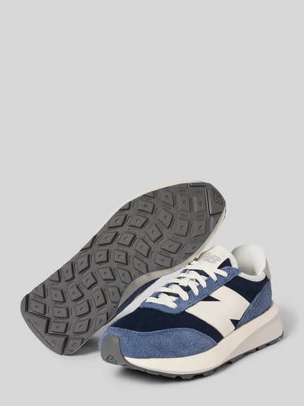 Produktfoto, Sneaker mit Label-Details Modell 'U370' von New Balance, abgerundete Form, Schnürung, strukturierte Sohle, blau-weiß, Absatzhöhe 5 cm, Schafthöhe 7 cm, Schaftweite 7 cm, Texturmix
