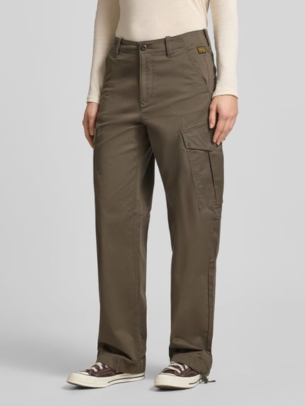 Vrouwenmodel draagt Loose Fit Cargohose aus Baumwoll-Mix van G-Star Raw in kaki, mix van katoen en elastaan, steekzakken, cargozakken, riemlussen, knoop- en ritssluiting, pijpboord met bandjes, ganzebovenaanzicht van voren