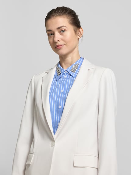 Frauenmodel trägt Slim Fit Blazer mit Pattentaschen von comma, cremefarben, Viskose-Mix, Reverskragen, Nahaufnahme Oberkörper.