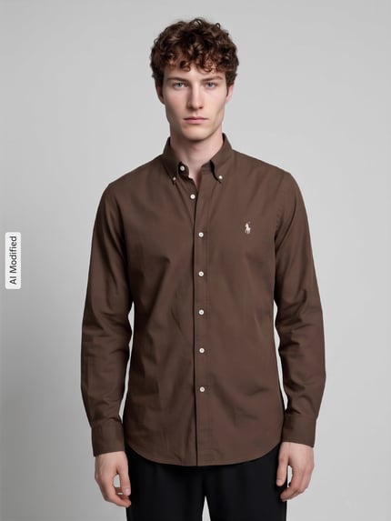 Männermodel trägt Custom Fit Freizeithemd aus Baumwoll-Mix von Polo Ralph Lauren in Braun mit Logo-Stitching, Ganzkörperansicht von vorne, KI-modifiziertes Bild.