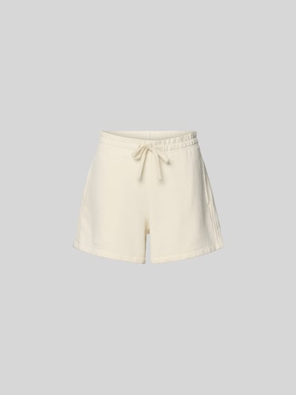 Produktfoto, Shorts mit Modal-Anteil von Juvia in Creme, elastischer Bund mit Tunnelzug, seitliche Eingrifftaschen, glatte Textur, Regular Fit