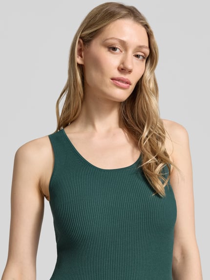 Vrouwenmodel draagt A-lijn tricotjurk uit viscosemix model 'CALIBRI' van Weekend Max Mara in donkergroen, dames Ganzkörperaanzicht van voren.