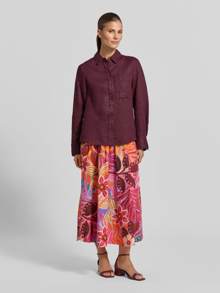 Vrouwenmodel draagt midirok im allover-look met elastische band van Milano Italy, mix van katoen en elastaan, A-lijn, kleurrijk patroon, bandwijdte maat 36: 35 cm, totale lengte maat 36: 82 cm, volledig lichaam vooraanzicht.