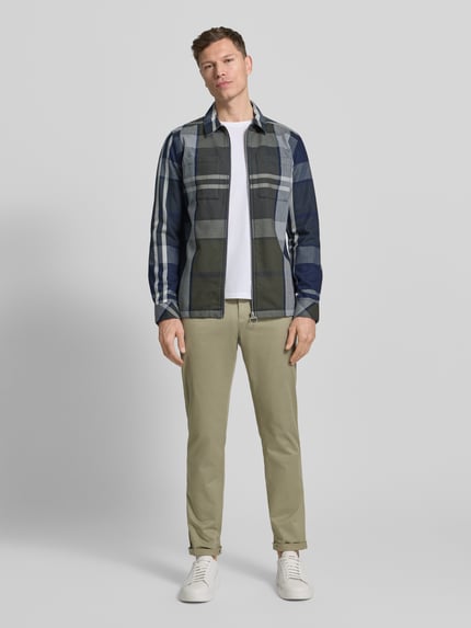 Männermodel trägt Straight Fit Chino mit Eingrifftaschen von MCNEAL im elastischen Baumwoll-Mix, helle Farbe, Ganzkörperansicht von vorne.