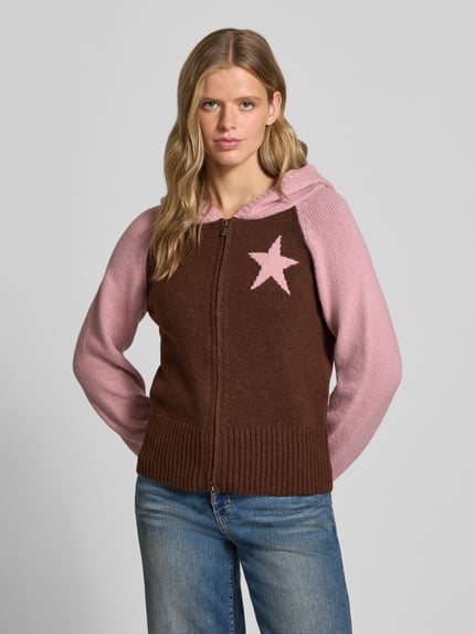 Frauenmodel trägt Strickjacke mit Zweiwege-Reißverschluss Modell 'NOUGAT' von DAISY STREET, braun und rosa, Sternmotiv, Regular Fit, Material-Mix mit Stretch, Kapuze, Ganzkörperansicht von vorne.
