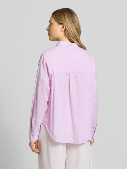 Männermodel trägt Regular Fit Bluse aus Leinen-Baumwoll-Mix Modell 'LUCY' von 0039 Italy, kołnierzyk koszulowy, krój regular fit, mieszanka lnu i bawełny, długość tyłu 67 cm, długość rękawów 46 cm, widok całej sylwetki z tyłu.