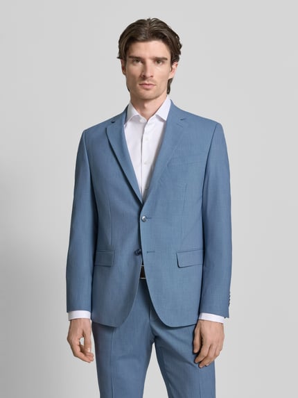 Männermodel trägt Regular Fit Anzugjacke mit Viskose-Anteil von HECHTER PARIS in Hellblau, klassische Struktur, Ganzkörperansicht von vorne. Bundweite 44 cm, Rückenlänge 75 cm, Schulterbreite 46 cm, Ärmellänge 65 cm, Elastischer-Material-Mix, Reverskragen, Doppelknopfleiste, Brusttasche.