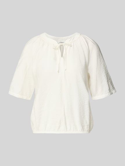 Produktfoto, Relaxed Fit Blusenshirt aus Viskose-Mix von s.Oliver RED LABEL mit floraler Struktur, kurzarm, Crinkle-Textur, Farbe Weiß.