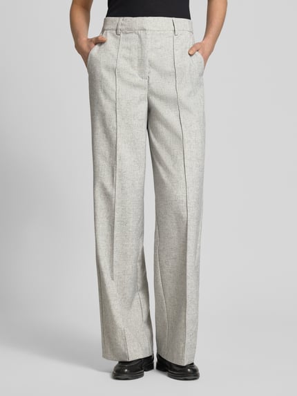 Frauenmodel trägt Hose mit Leinen-Anteil und Längsnähten Modell 'RIU' von YAS, Material-Mix, weites Bein, Ganzkörperansicht von vorne.
