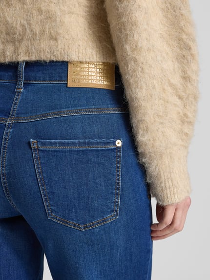 Frauenmodel trägt Wide Fit Jeans mit 5-Pocket-Design von MAC, Baumwoll-Mix, dunkelblaue Farbe, Detailaufnahme Rückansicht