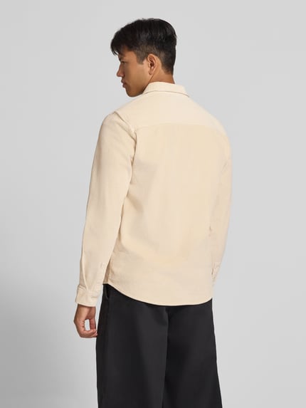 Männermodel trägt Slim Fit Cordhemd aus Baumwoll-Mix von REVIEW in Creme, Ripp-Optik, Rückenansicht, Ganzkörperansicht Rückansicht. Kontext: Herren Cordhemd von REVIEW, Baumwoll-Elasthan-Mix, Slim Fit, Kentkragen, Ripp-Optik, Logo-Prägung, Rückenlänge bei Größe M: 75 cm, Schulterbreite bei Größe M: 44 cm, Ärmellänge bei Größe M: 67 cm.