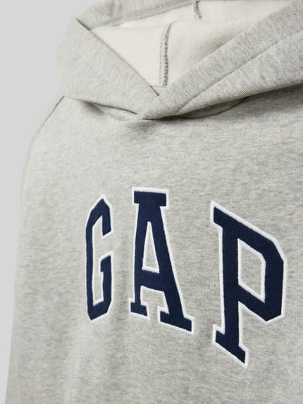 Productfoto, Regular Fit Hoodie mit Logo-Print van GAP, katoenmix, logo-opdruk, capuchon, kangoeroezak, elastische boorden, grijs, close-up detail.