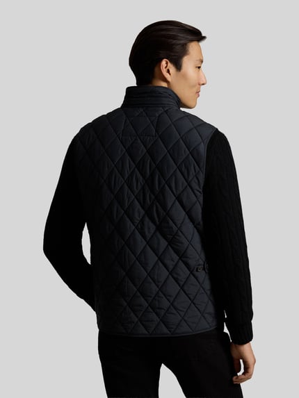 Mężczyznamodel nosi czarną kamizelkę z pikowanym wzorem, Regular Fit Weste mit Logo-Patch Modell 'BEATON' od Polo Ralph Lauren, widok całej sylwetki z tyłu