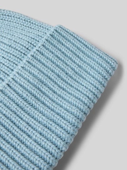 Produktfoto, lichtblauwe grofgebreide Mütze mit breitem Umschlag Modell 'Beky soft' van Someday, mix van viscose, textuurrijk oppervlak