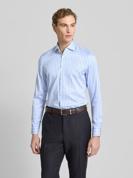Männermodel trägt Super Slim Fit Businesshemd aus Baumwolle mit Haikragen von Jake*s, blau-weiß gestreift, Knopfleiste, Nahaufnahme Oberkörper. Rückenlänge 80 cm, Schulterbreite 50 cm, Ärmellänge 69 cm, reine Baumwolle.