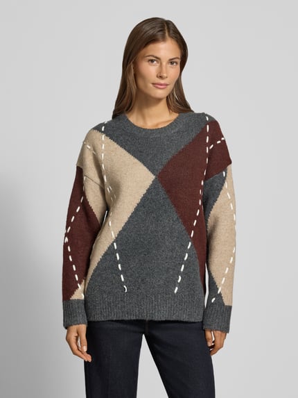 Frauenmodel trägt Strickpullover im Allover-Look mit Rundhalsausschnitt von Apricot, entspannter Schnitt, Baumwoll-Mix, Ganzkörperansicht von vorne.