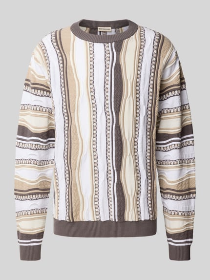 Produktfoto, Strickpullover im Allover-Look Modell 'TETON' von Redefined Rebel, Baumwoll-Mix in Braun, Beige und Weiß, Regular Fit, sichtbarer Rundhalsausschnitt, strukturierte Muster und weiche Texturen, Rückenlänge 66 cm, Ärmellänge 67 cm