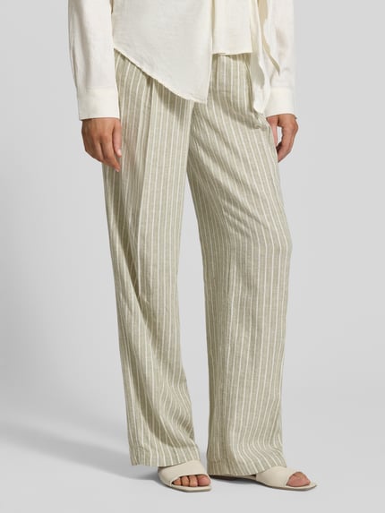Kobieta nosi Relaxed Fit Weite Hose aus Leinen-Viskose-Mix od s.Oliver RED LABEL, paski, jasne kolory, tkanina z fakturą, zbliżenie na nogi.