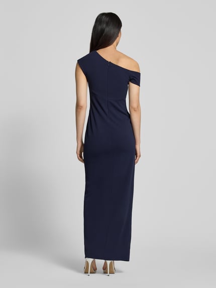 Frauenmodel trägt Abendkleid in Maxikleid mit Gehschlitz von Lipsy, Dunkelblau, Elastischer-Material-Mix, Tailliert, Off-Shoulder-Design, Ganzkörperansicht Rückansicht.