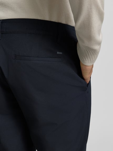 Männermodel trägt marineblaue Tapered Fit Stoffhose mit Viskose-Anteil Modell 'Phil' von Brax, Herren Gerade Hose, Nahaufnahme Rückansicht