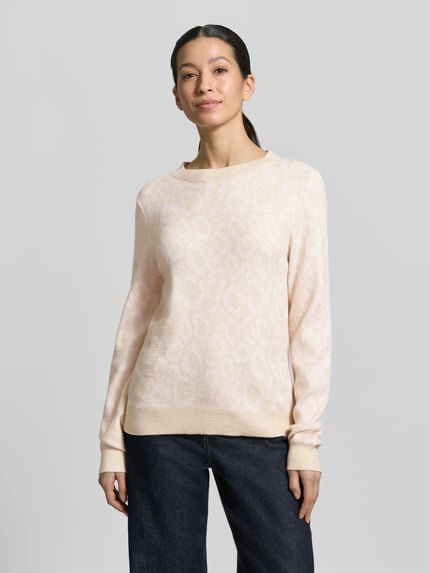 Modelka nosi Slim Fit Pullover aus Viskose-Mix Modell 'JACQUARD' od Vila, mieszanka wiskozy, krój slim fit, imitacja dzianiny, haft na całej powierzchni ze zwierzęcym motywem, okrągły dekolt, elastyczne wykończenia, długość tyłu w rozmiarze S: 59 cm, długość rękawa w rozmiarze S: 51 cm; widok całej sylwetki z przodu.