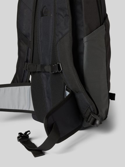 Produktfoto, Rucksack mit Logo-Patch Modell 'ALTACAMA' von Quiksilver in Schwarz mit verstellbaren Schultergurten, mehreren Fächern und Reißverschluss, robuster Stoff.