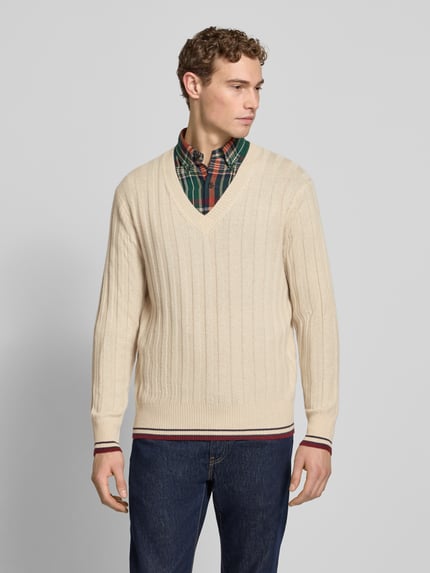 Männermodel trägt Kaschmirpullover mit gerippten Abschlüssen von FTC-Cashmere in Beige, Regular Fit, V-Ausschnitt, Ganzkörperansicht von vorne.