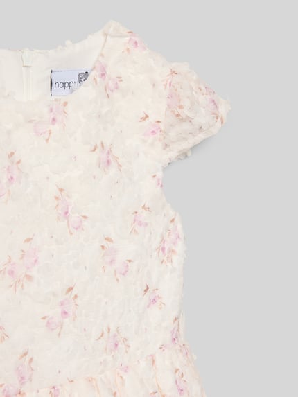 Mädchen trägt Regular Fit Kleid mit floralen Allover-Details von Happy Girls, okrągły dekolt, zamek błyskawiczny, krótkie rękawy, długość tyłu w rozmiarze 116: 64 cm, jasne kolory, delikatna tekstura, Detailaufnahme.