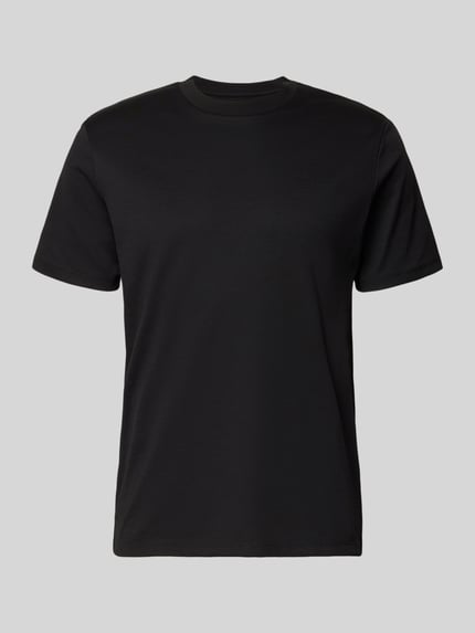 Produktfoto, schwarzes T-Shirt mit Rundhalsausschnitt von CK Calvin Klein im Regular Fit aus Baumwoll-Mix auf neutralgrauem Hintergrund.
