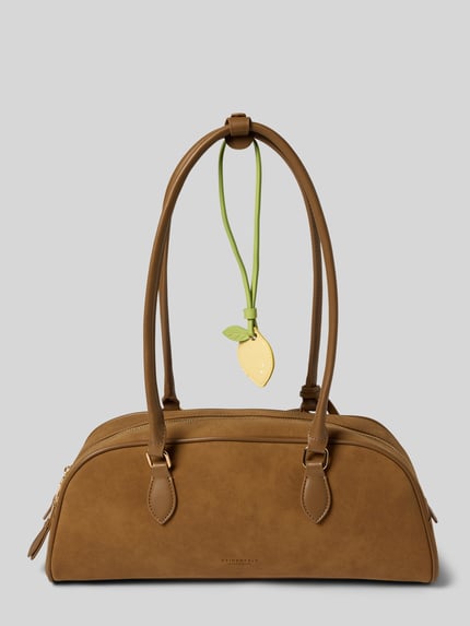 Produktfoto, braune Shoulder Bag in Leder-Optik Modell 'Nibe' von Seidenfelt, gelber Anhänger, glatte Oberfläche, neutrale Farben. Hauptfach mit Reißverschluss, Schulterriemen, Innentasche, Maße laut Kontext.
