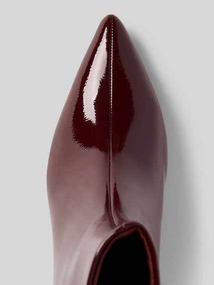 Produktfoto, Stiefeletten in Leder-Optik von BIANCO in glänzendem Bordeauxrot, spitze Form, glatte Sohle, Pfennig-Absatz, Damen Stiefeletten, Absatzhöhe 7 cm, Schafthöhe 15 cm, Schaftweite 13 cm