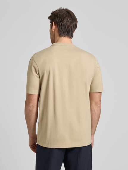 Männermodel trägt Regular Fit T-Shirt aus reiner Baumwolle Modell 'H-TAUT 15' von BOSS, Optik: Unifarben, Ganzkörperansicht Rückansicht.