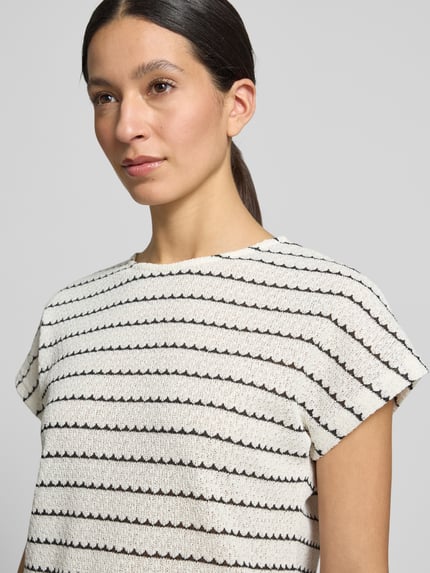 Frauenmodel trägt Damen T-Shirt mit Rundhalsausschnitt Modell 'SIV' von B.Young, Allover-Look, Material-Mix, Regular-Fit, Nahaufnahme Oberkörper.