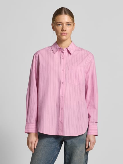 Vrouwenmodel draagt Regular Fit Blouse met borstzak model 'LOVA' van Samsøe Samsøe, roze katoen, overhemdkraag, label-stitching, vooraanzicht, totale opname.