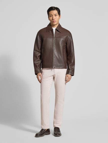 Männermodel trägt Hose aus Baumwoll-Leinen-Mix mit Glencheck-Muster von Christian Berg Men, Beige mit Gesäßtaschen, Regular-Fit, Ganzkörperansicht von vorne.