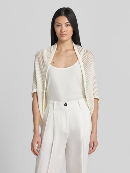 Frauenmodel trägt Relaxed Fit Cardigan aus Viskose-Mix mit Baumwoll-Anteil von s.Oliver BLACK LABEL, Optik: Unifarben, Struktur, Materialverarbeitung: Ajour-Strick, Muster: Struktur, ganzkörperansicht von vorne.