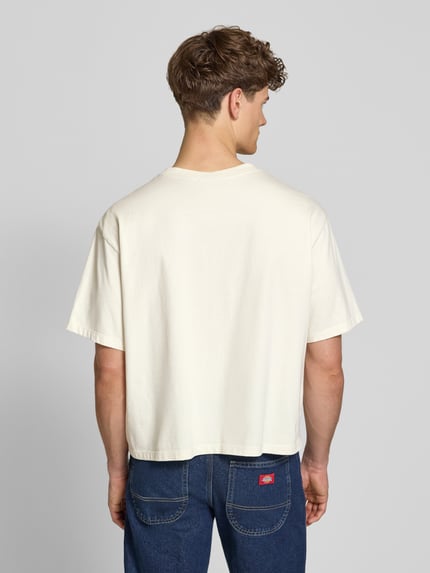 Männermodel trägt Relaxed Fit T-shirt uit puur katoen van Calvin Klein Jeans, look: effen kleuren, labelprint, jersey, korte mouw, rugaanzicht, ganzkörperaanzicht