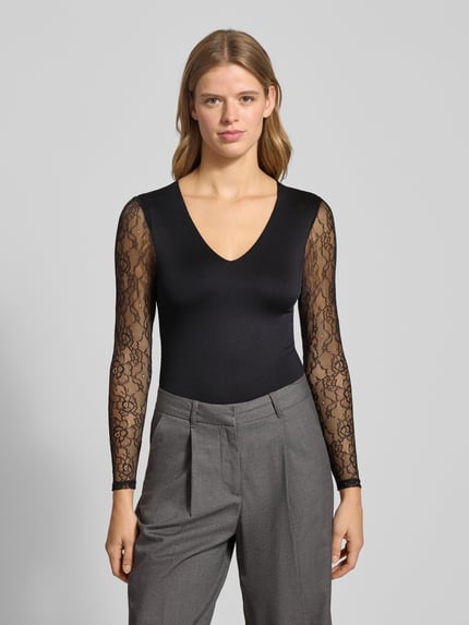 Frauenmodel trägt Slim Fit Body mit Spitzenärmeln Modell 'SIA' von Only, Optik: Unifarben, semitransparent, Ganzkörperansicht von vorne.