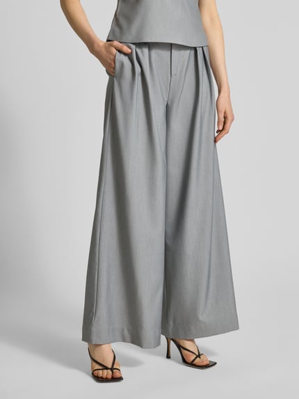 Frauenmodel trägt graue Stoffhose mit französischen Eingrifftaschen Modell 'Hanna' von My Essential Wardrobe, Material-Mix mit Viskose-Anteil, High Wide Fit, Haken- und Reißverschluss, Ganzkörperansicht von vorne.