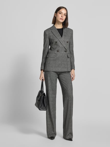 Frauenmodel trägt Regular Fit Kurzblazer mit doppelreihiger Knopfleiste von MAX MARA STUDIO im grauen Fischgrätenmuster mit Reverskragen, Webware aus Viskose-Baumwoll-Mix, Pattentaschen, Ganzkörperansicht von vorne.