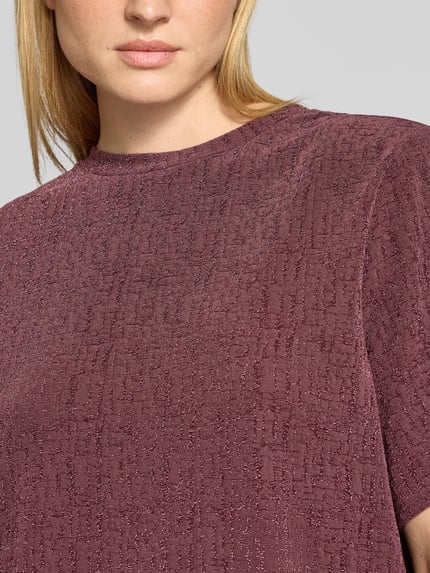 Frauenmodel trägt Kurzarmblusentop mit strukturierter Oberfläche von ICHI in Uni-Optik mit Rundhalsausschnitt, Nahaufnahme Oberkörper.