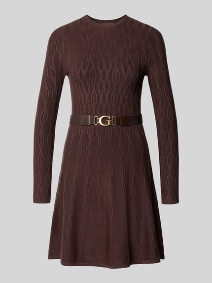 Produktfoto, Strickkleid aus Viskose mit Gürtel Modell 'YUKI' von GUESS in Braun, A-Linie, Zopfmuster, Rundhalsausschnitt, Minilänge