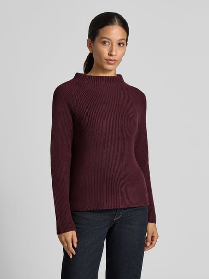 Frauenmodel trägt Strickpullover mit Stehkragen von monari in dunklem Rot, Grobstrick, Regular Fit, Baumwoll-Mix, Ganzkörperansicht von vorne.