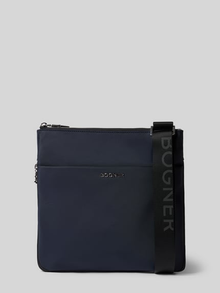 Produktfoto, Shoulder Bag mit Logo-Detail Modell 'Serena' von BOGNER in Dunkelblau, glatte Textur, Hauptfach mit Reißverschluss, verstellbarer Schulterriemen, Maße 28x28x3 cm, Riemenlänge 118 cm