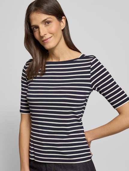 Frauenmodel trägt T-Shirt mit U-Boot-Ausschnitt von comma, schwarz-weiß gestreift, Slim Fit, Viskose-Elasthan-Mix, Nahaufnahme Oberkörper.