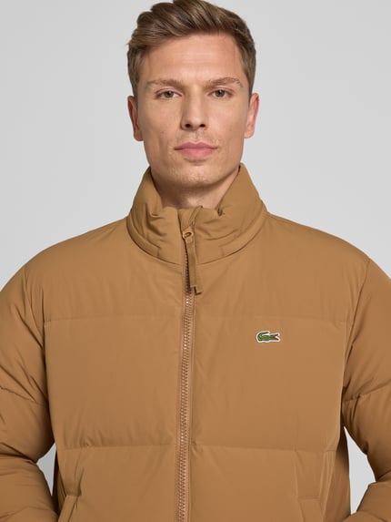 Lacoste Regular Fit Daunenjacke mit Stehkragen und integrierter Kapuze Camel 3