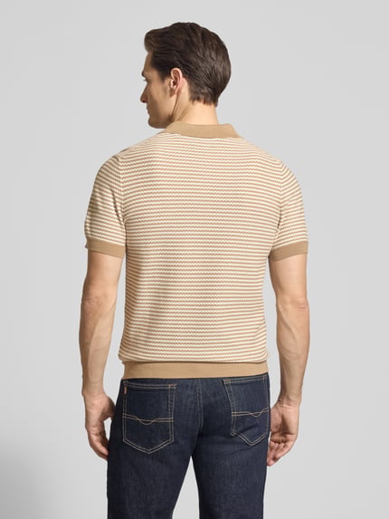Męski model nosi Strickshirt mit Polokragen und Knopfleiste von Christian Berg Men, wzór w paski, krój regular fit, widok całej sylwetki z tyłu.